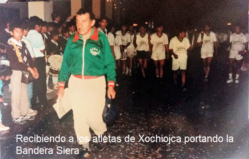 Recibimiento a los atletas de Xochiojca portando la BANDERA SIERA